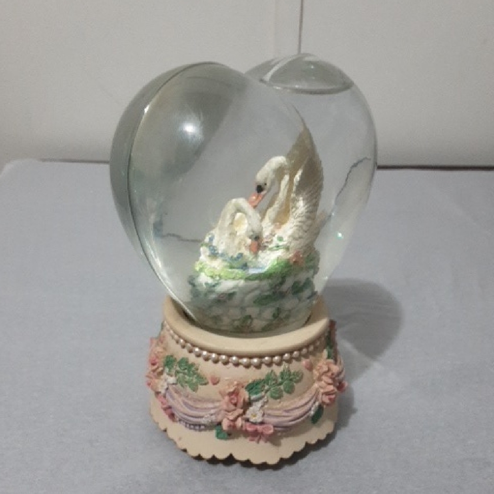 The Unbranded Brand Tune: Unchanged Melody Swan Heart-Shaped Snow Globe